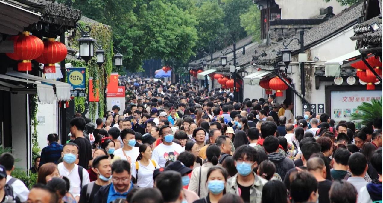 前三季度50亿人次出游，人均花费970元