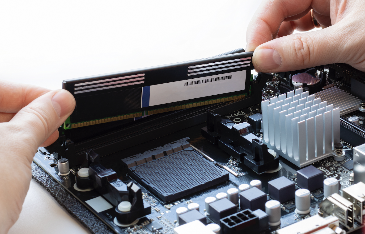 近一个月翻倍，“电子茅台”价格暴涨快过黄金，业内：全面缺货涨价，是30多年来第一次