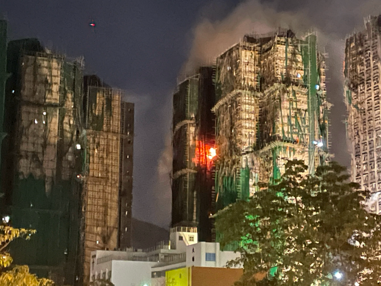 香港火灾亲历者：窗户被发泡胶粘住，半小时后报警器才响