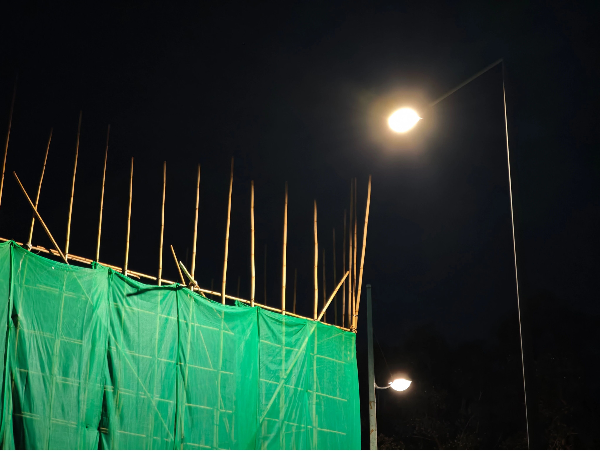 香港公布火灾细节：合规不合规棚网人为混用