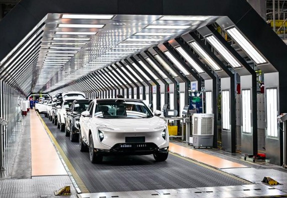 汽车周观察｜雷军直播拆车回应网络质疑；小鹏2026年有望实现L4级自动驾驶；比亚迪年销量首次超越特斯拉