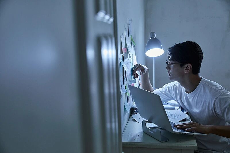 打工人周平均工作48.6小时，选择多挣钱还是少加班？