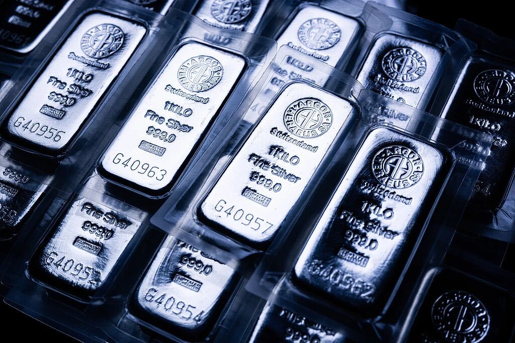 工业需求重塑定价逻辑，白银价格突破100美元关口