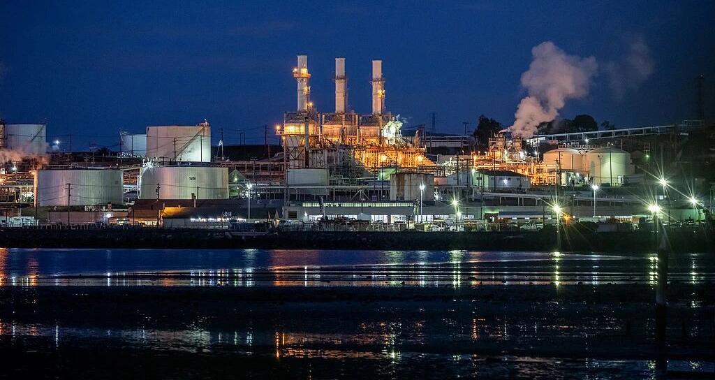 “三桶油”涨停，原油基金拉响溢价警报