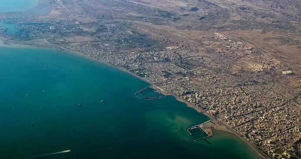 霍尔木兹海峡“复工”，全球能源通道艰难重启