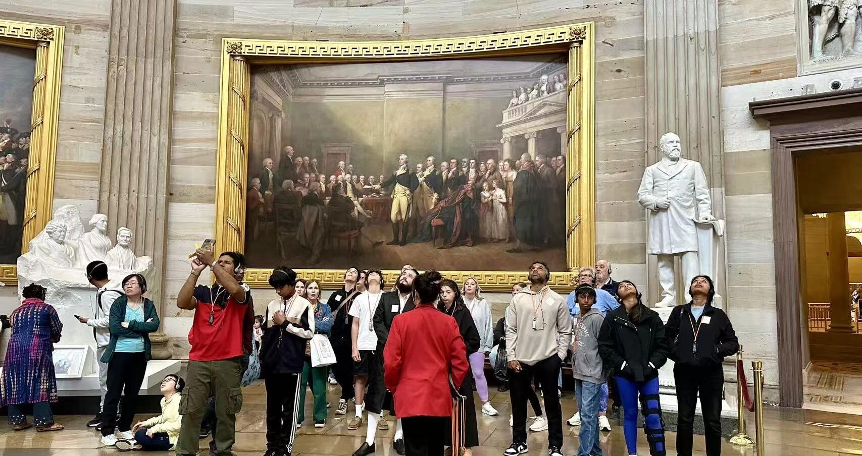 特朗普十小时戏剧性转向，近千船只沦为霍尔木兹“海上囚徒”