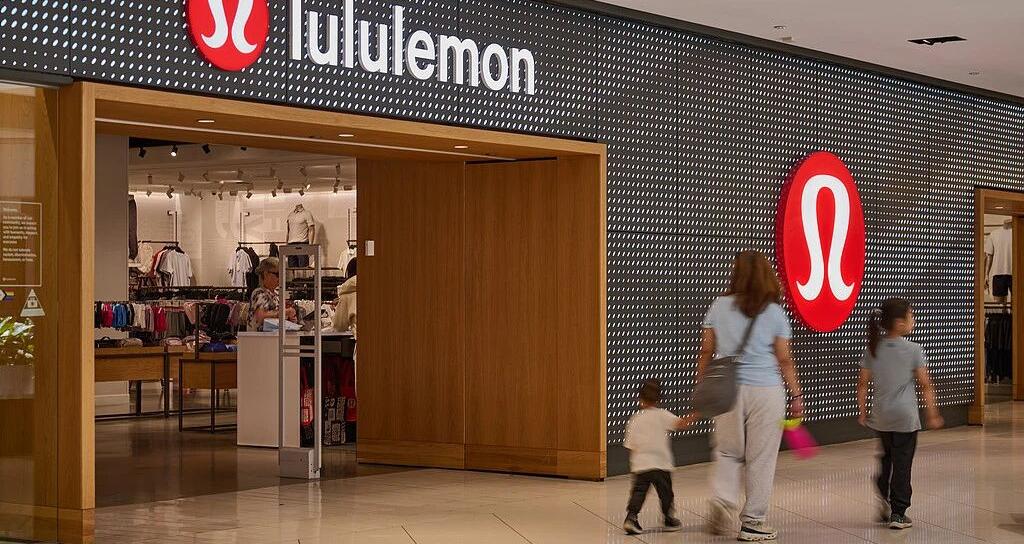 创始人赢了董事会，但lululemon还没赢