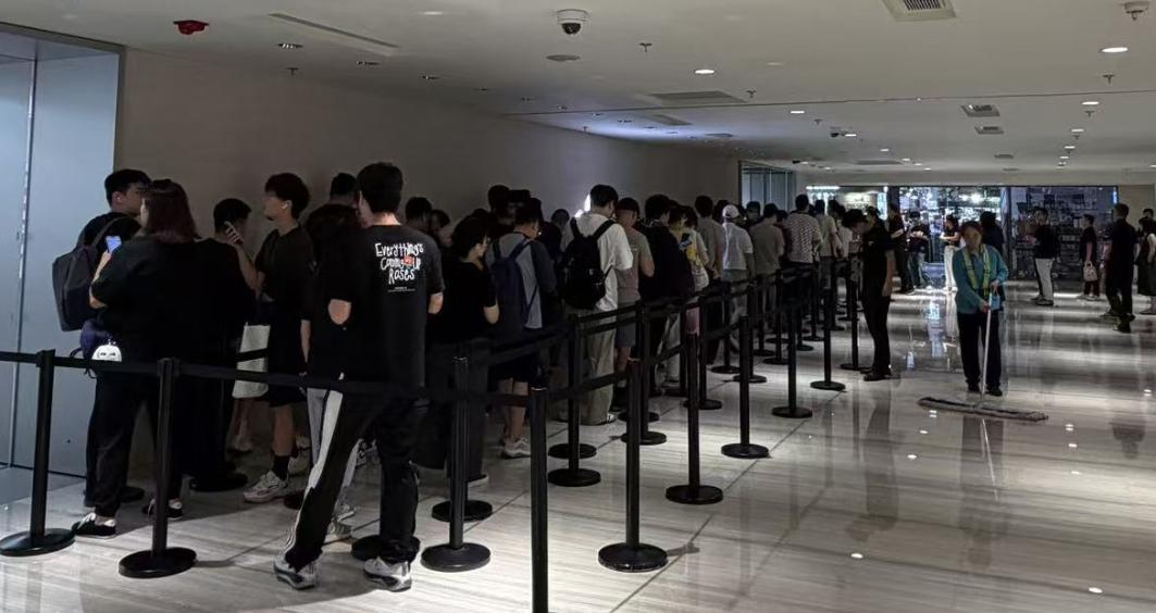 iPhone 18 Pro首销：门店排长队，Pro Max加价抢，Pro“破发”遇冷