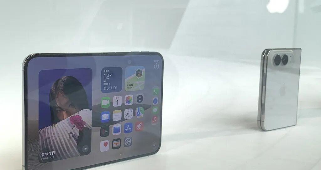 iPhone Duo发售五天，“黄牛”亏钱，应用适配不足