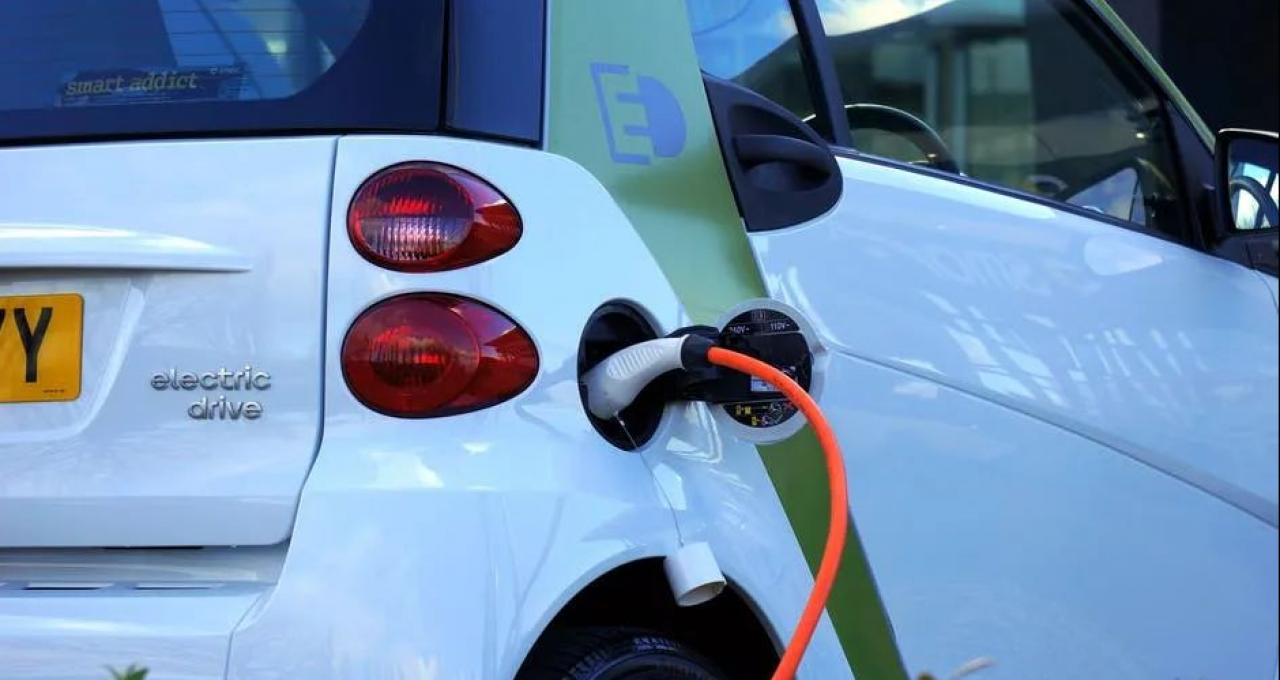油车置换新能源：油钱省了，保险贵了？